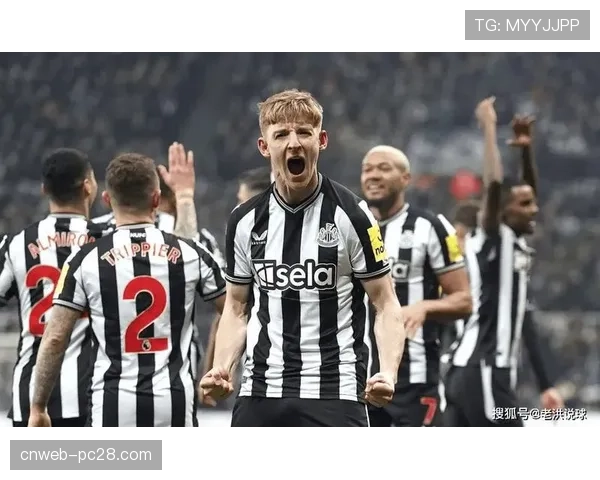 镜头语言：伯恩茅斯后卫在防守快攻时，选择跟防而非落位，造成失位